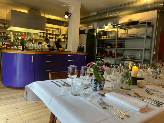 Een tafel om aan te koken, te praten en te proostenIn onze kookstudio in de Jordaan is ruimte voor jouw idee – of dat nu een diner met vrienden is, een teamdag, workshop of fotoshoot.Zelf koken of alles laten verzorgen? Het kan allebei.Meer weten? Mail naar studio@delaurier.nl#KookstudioAmsterdam #DeLaurier #SamenAanTafel #LocatieHuren #Jordaan #kookstudio #verhuur #locatieverhuur #amsterdam #koken
